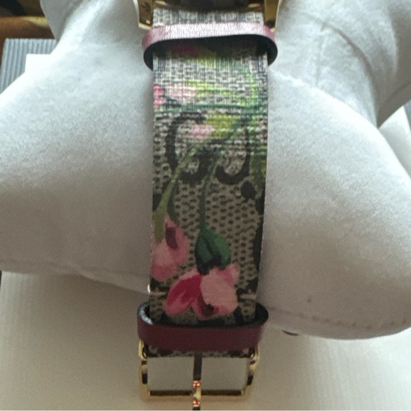 🌺🌸GUCCI BLOOMS TIMELESS WATCH🌸🌺 - Picture 6 of 12